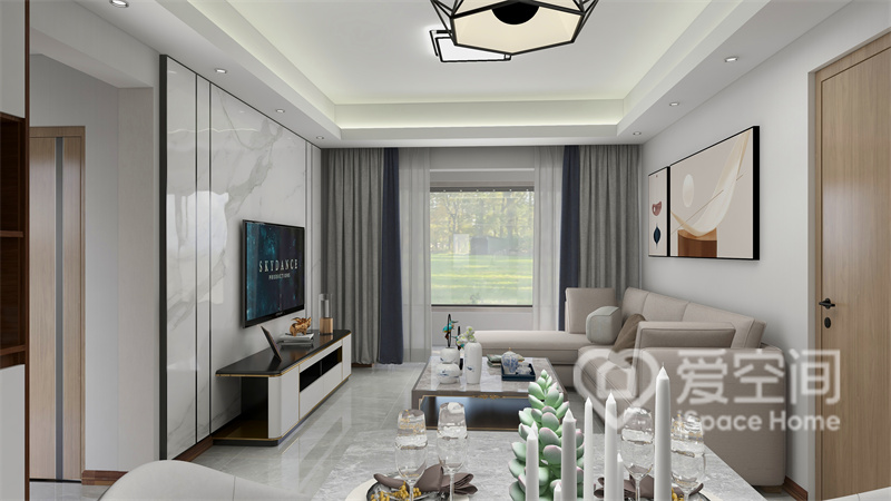 客厅色彩柔和，皮质沙发优雅大气，电视墙的设计凸显出主人的品味和格调，时尚感较强。