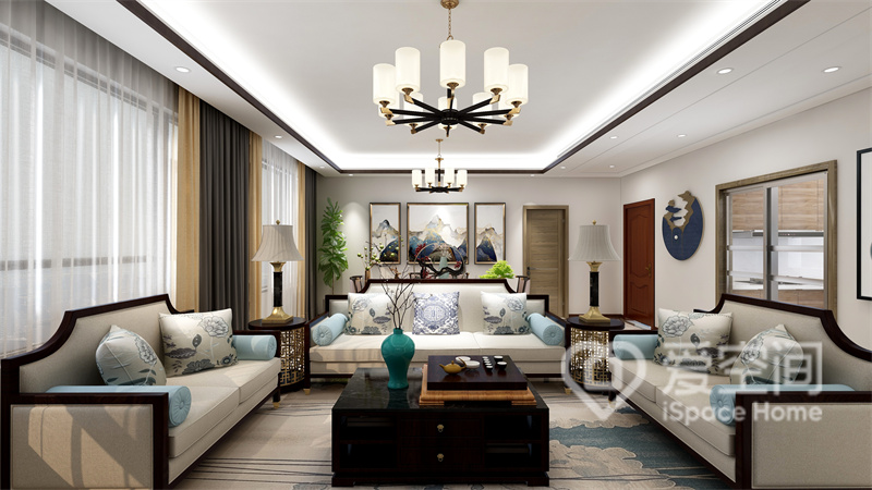 客厅家具颜值高，明清样式的中式家具带来别样的美感，软装装饰与空间主题高度统一，打造出静谧的中式氛围。