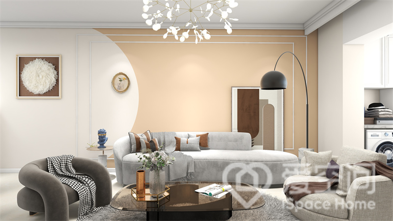 客厅的设计简约而温馨，石膏线勾勒出层次感，暖色涂料渲染出温馨的格调，灰色沙发布置其中，优雅大气。