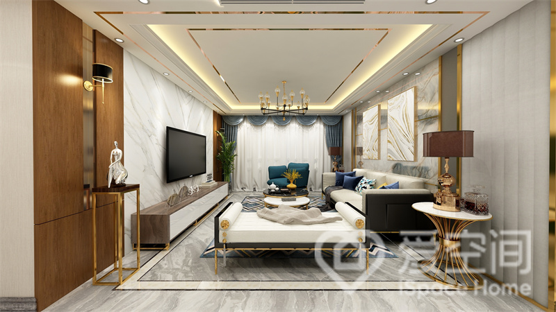 客厅吊顶设计的十分夺目，白色简欧沙发释放出轻奢质感，金属线条勾勒出闪耀的时尚魅力。