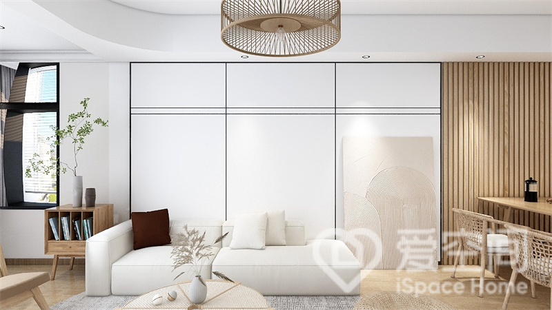 客厅采用白色为主色调，背景墙做了收纳柜设计，使空间具有简洁明快的时代美感，优雅又大方。