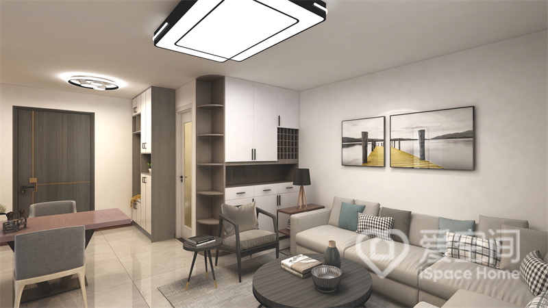 无吊顶搭配吸灯的设计方法，令客厅不显压抑，光影与家具质感的结合，塑造出温馨舒适的氛围。