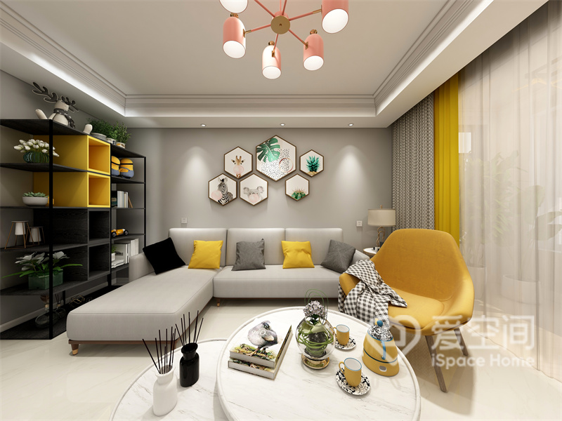 客厅以低饱和色与自然材质为主，背景没有做过度装饰，黄色元素在雅致的环境中中自带慵懒情调。
