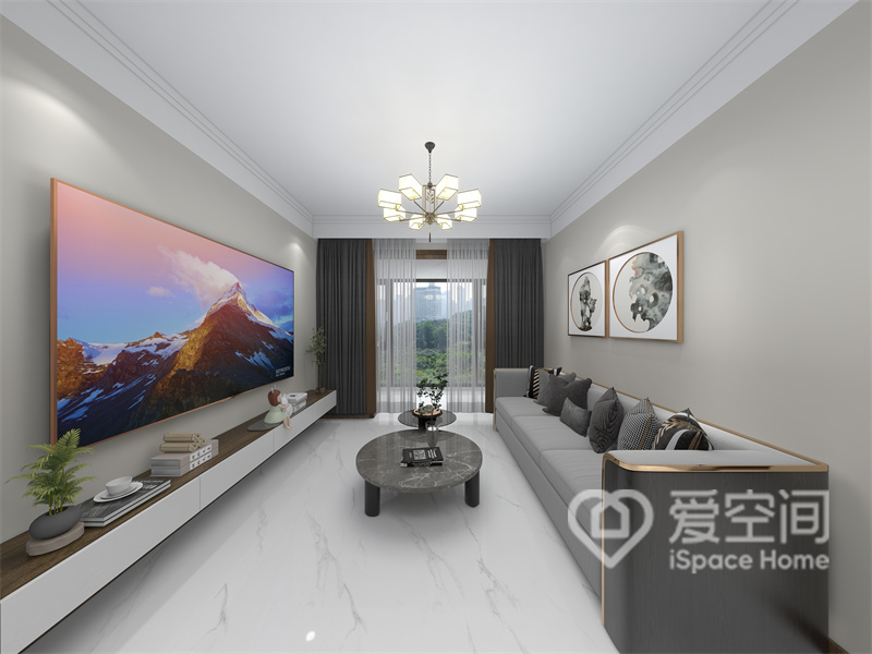 客厅无吊顶设计，米色调背景搭配灰色调沙发展现出舒适简美的空间氛围，电视地柜悬浮式设计，减少了为生死间。