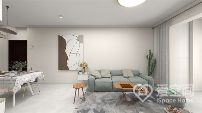 客厅空间中，暖色给予了空间温馨的基调，蓝灰色布艺沙发提升了空间的整体质感，强化了温馨氛围。