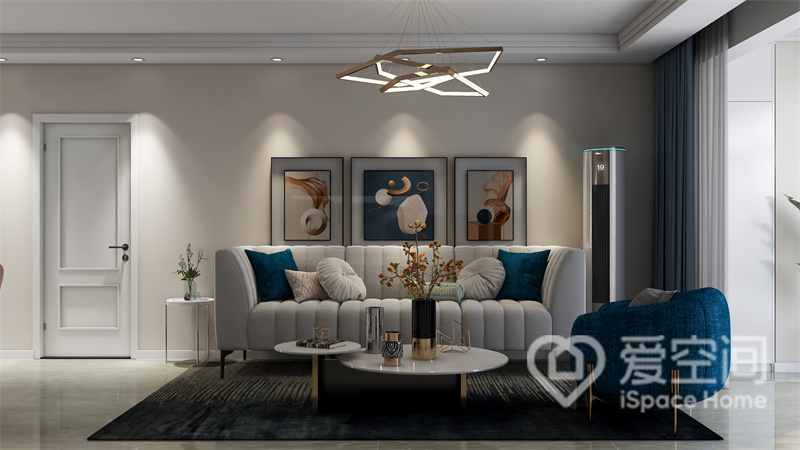 米色背景带来时尚精致的气息，简欧沙发让空间多了几分优雅的灵动，装饰画充实着空间的艺术内涵。