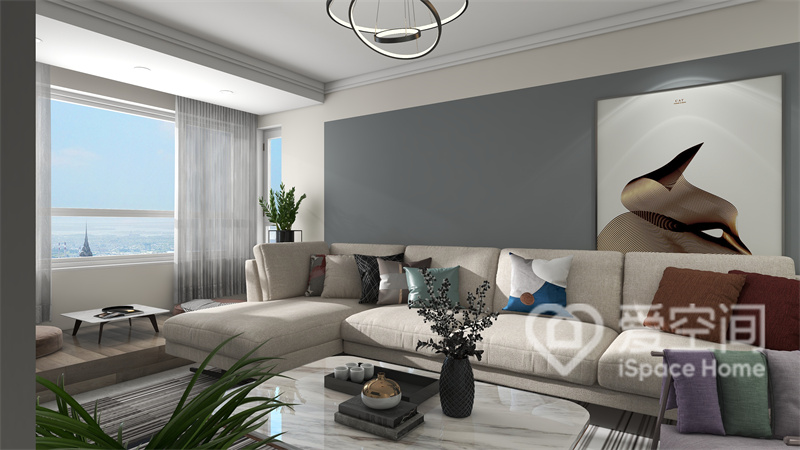 阳台最大限度的为客厅引入自然光，在背景设计中设计师追求简约感，灰色背景搭配米白色沙发闲适而安逸。