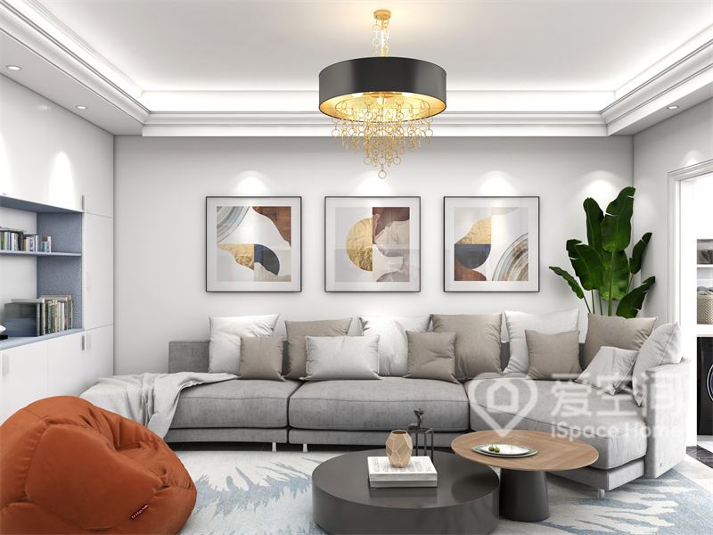 客厅的设计简约舒适，布艺沙发优雅高级，装饰画有序放置，整个空间充满秩序的静雅气息。