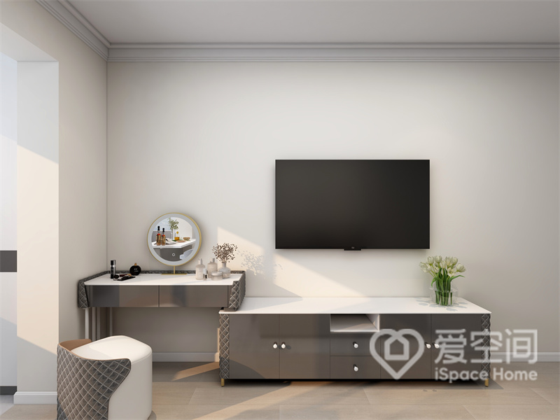 电视墙采用留白设计，空间显得更加大气，电视地柜简约雅致，左侧增加了梳妆台，贴合业主的生活需求。