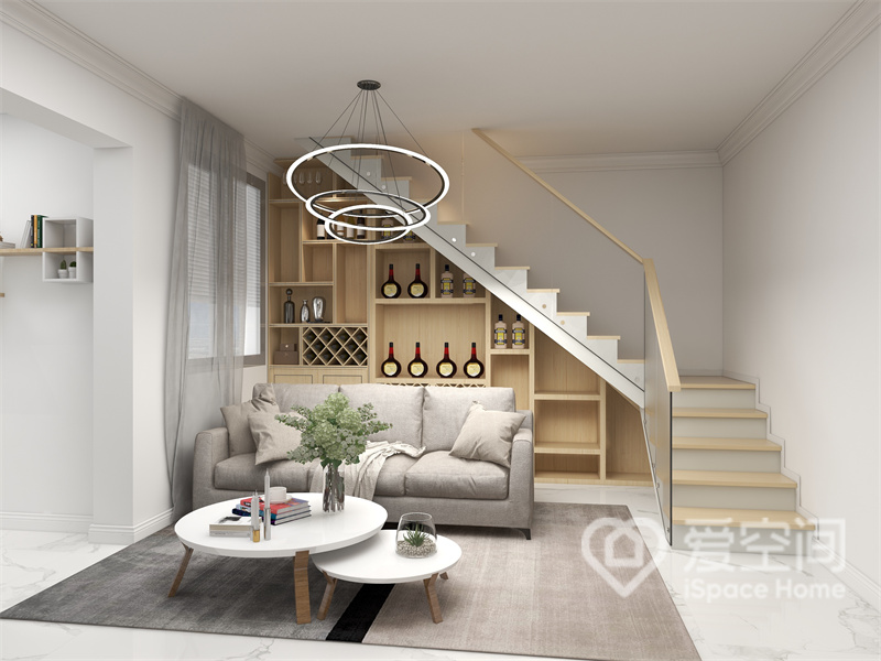 客厅设计简洁，设计师利用楼梯间面积定制收纳柜，配以布艺沙发和低矮茶几，展现出现代风格的独特魅力。