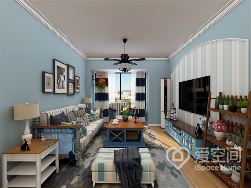 客厅以蓝色调为主色，地中海系列的家具带来浓郁的海洋气息，电视墙壁纸为空间增添几分理性。