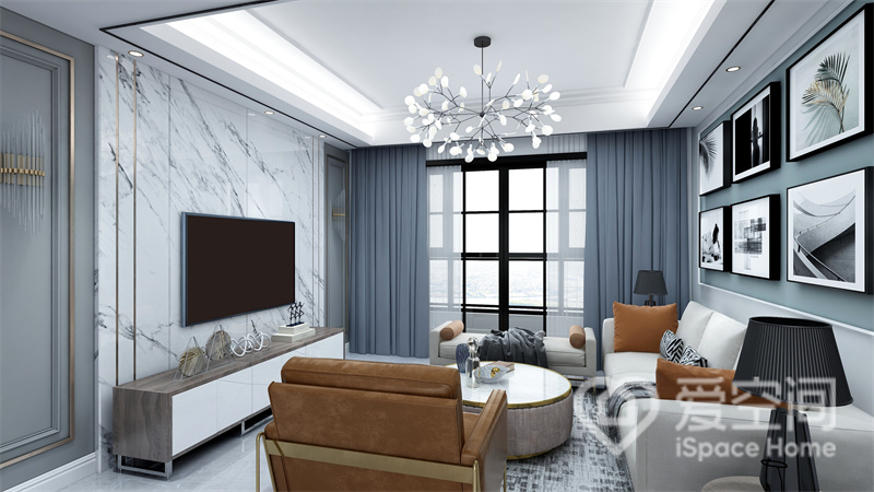 客厅以白色和蓝色为主调，营造出惬意的生活氛围，电视墙背景选用大理石铺贴，赋予了客厅时尚质感。