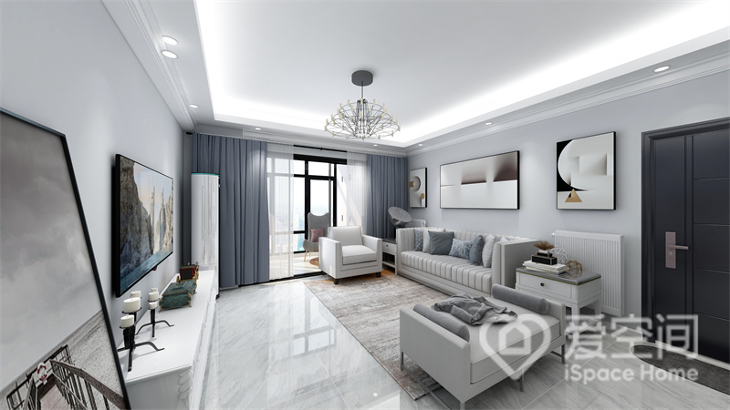 客厅顶面设计层次分明，筒灯、灯带与吊顶相互呼应，打造出高级感，灰白色家具简雅大方。