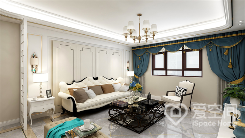 客厅顶面设计赋予了空间优雅的调性，沙发墙利用欧式护墙板勾勒其中，给予空间更多优雅感。