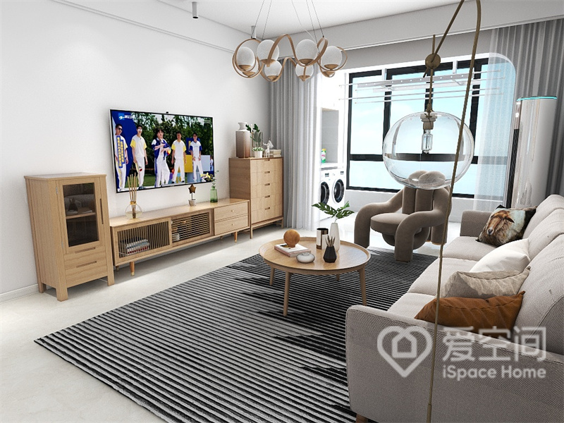 客厅舒适简约布局，布艺沙发简单实用，电视墙未做复杂装饰，地柜强化了日式风格的温馨感。