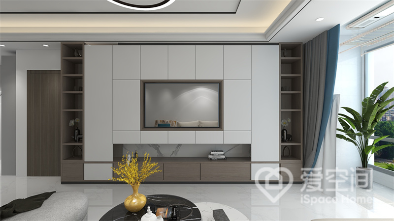 客厅的设计温润自然，电视墙设计师不追求形式，注重功能性设计，配色以简单温馨为主。