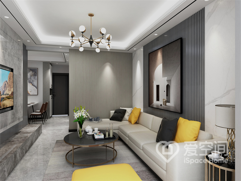 客餐之间使用了半隔断设计，打破了室内结构上的单一，低饱和色的客厅中加入黄色元素抱枕， 点亮了空间的时尚氛围。