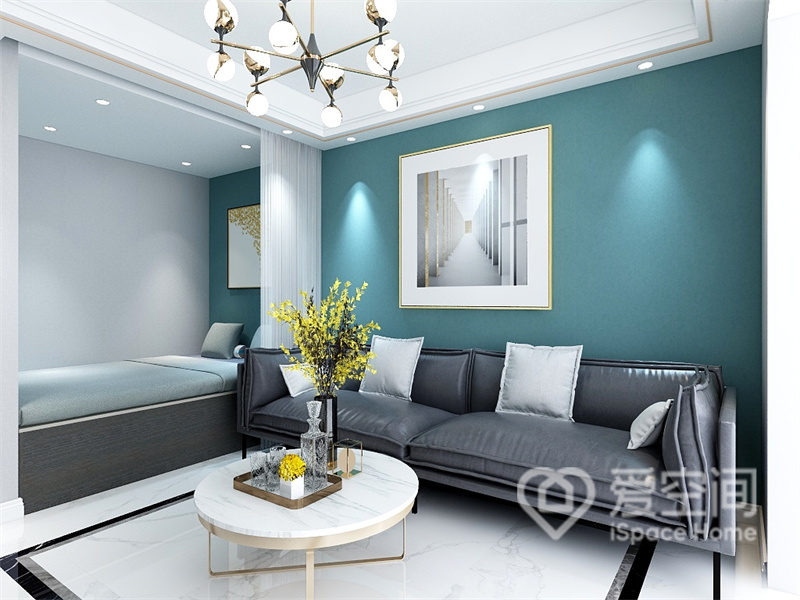 客厅巧妙的色彩搭配和细节设计强化了舒适感，蓝绿色背景墙展现出业主的品味和色彩喜好。