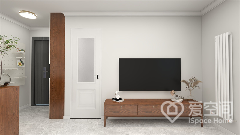 客厅电视墙的设计十分简洁，挂式电视机与木质地柜搭配，让整个空间显得更宽敞、明亮。