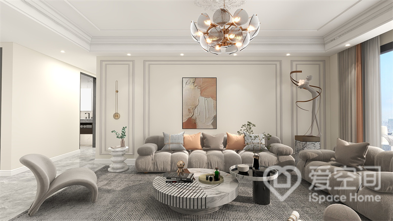 客厅以轻度的精致元素体现现代感，背景墙采用了石膏线勾勒，配以灰色高级沙发，营造出简约舒适的氛围。