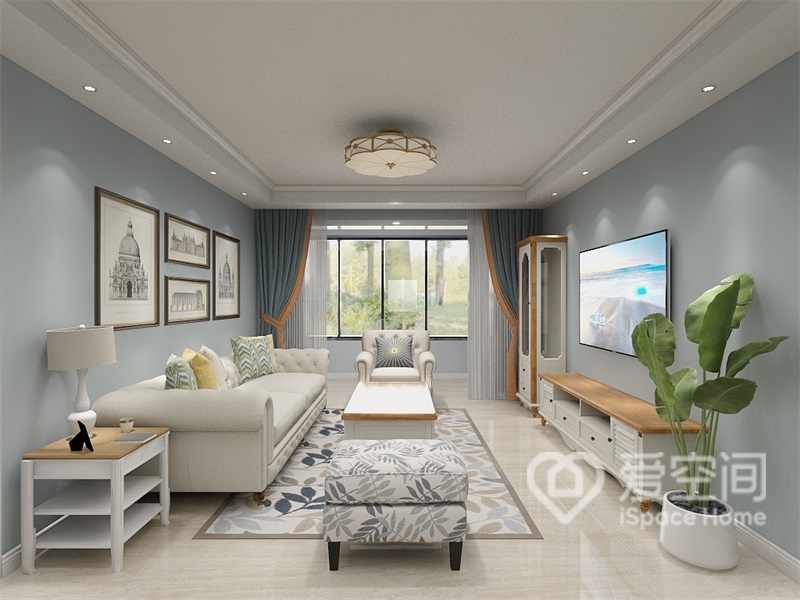 蓝色背景墙拥有柔和的装饰线条，在筒灯的照射下客厅显得更为温润，简欧家具给人亲近和轻盈感。