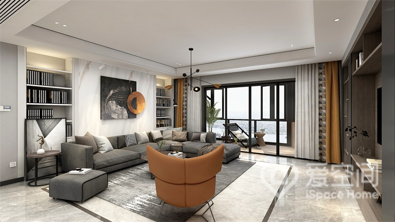 灰色沙发简约大气，白色大理石背景温润有光泽，搭配风格简约的橘色单椅，客厅空间的氛围恰到好处。