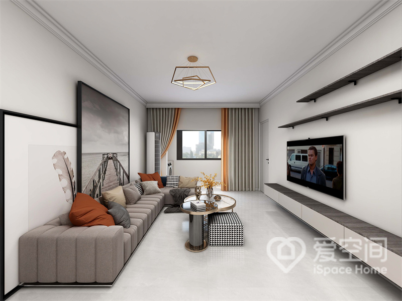 一进客厅便给人简洁时尚的印象，米色沙发造型别致，增添了客厅的美感，电视墙的设计令空间多了几分层次。