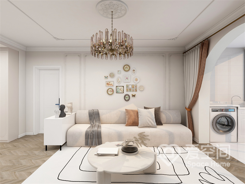 客廳采光良好，家具與背景墻配色一致，空間看上去更寬敞，暖色裝飾元素提升了空間的層次感。