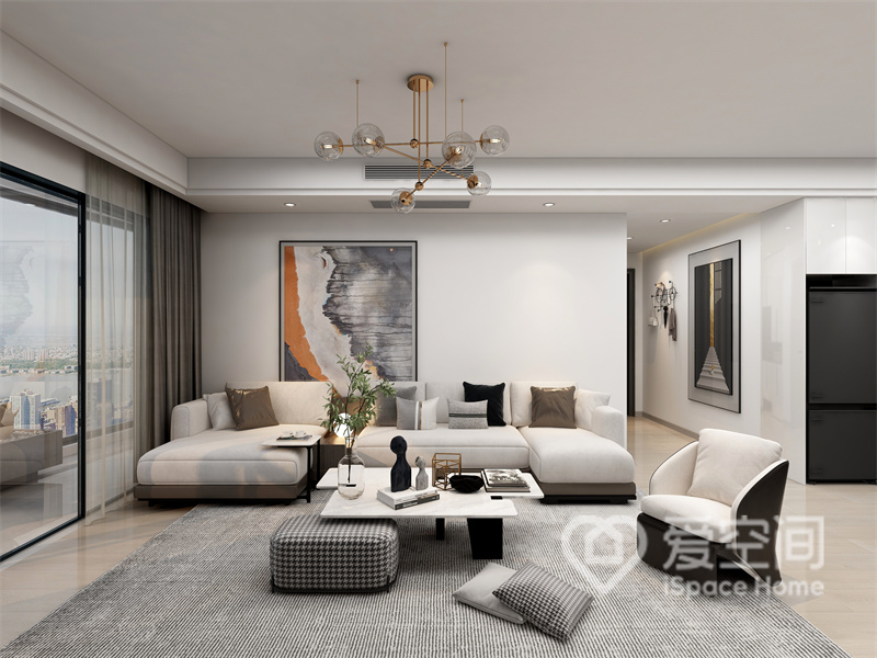 留白的沙發墻讓整個客廳空間看起來開闊又大氣，家具與背景也做到了高度的和諧與統一。
