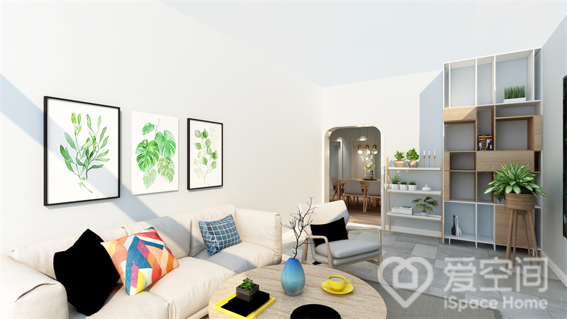 客厅无吊顶设计，白色布艺沙发配以绿色装饰画，整体呈现出一种轻盈的呼吸感，构建出朴素优雅的日常。