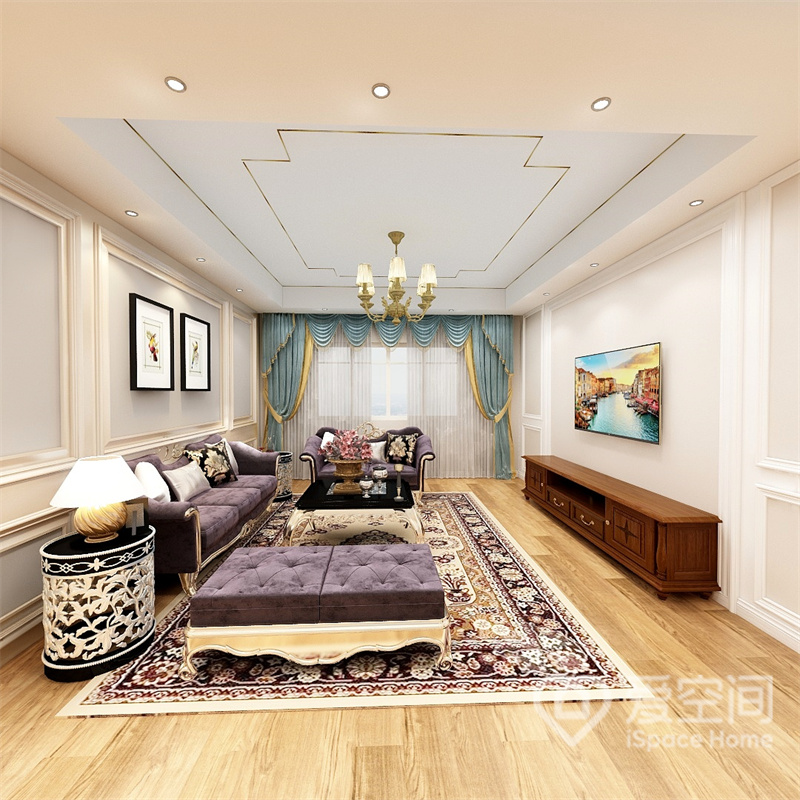 客厅围合式沙发保持了氛围的整体性，紫色家具、花色地毯及浅蓝色窗帘相互搭配，空间尽显开阔敞亮。