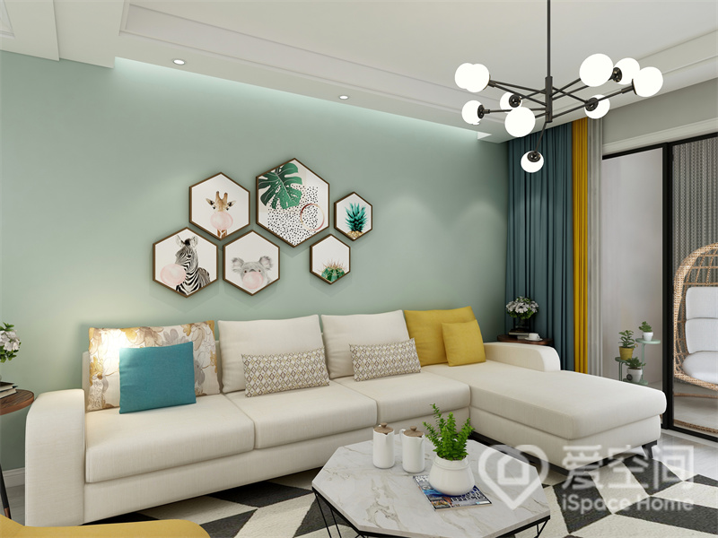 装饰画增添了视觉层次感，令客厅变得更丰盈，白色沙发上点缀以活力黄和浪漫蓝的抱枕，增加了空间的文艺氛围。