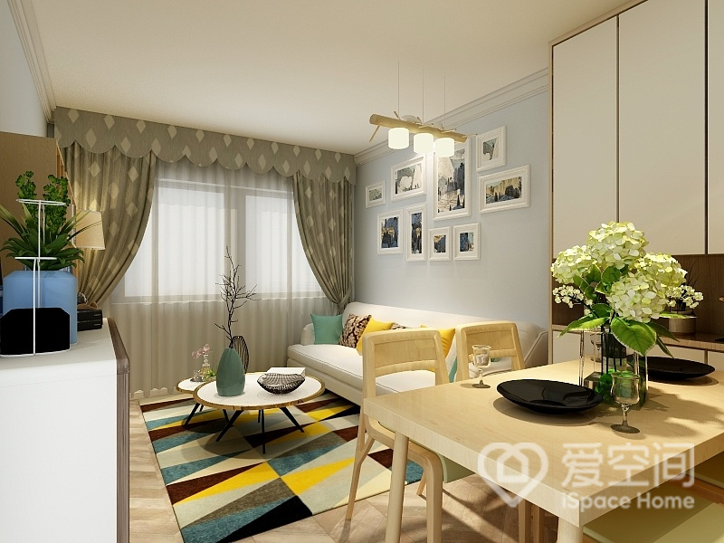 客厅中设计师选择了以白色作为主色调，黄蓝色软装的点缀下，令空间呈现出低调优雅的氛围。