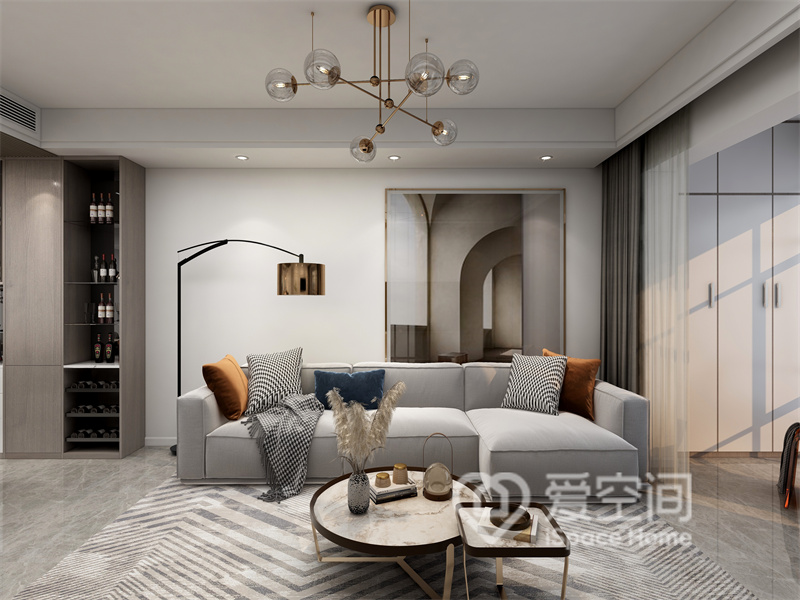 设计师选用白色为主色调来塑造空间，在沙发、地毯和大理石茶几的点缀下，空间更显柔和。