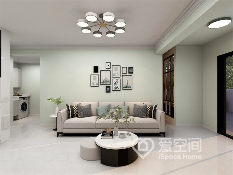 客厅中素雅的色调流露几分温婉质感，浅绿色背景墙搭配米色调简约沙发，反映出业主的审美品味。