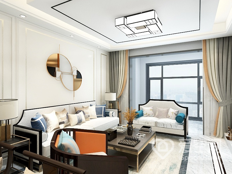 米色背景覆蓋客廳空間，暖意自然而生，新中式沙發作為視覺中心，藍色軟裝的點綴下，一眼便抓住了眼球。