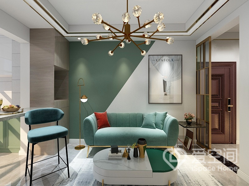 客廳的設計素雅精致，的臥室空間，背景墻對角色塊填充設計，與沙發、單椅、裝飾畫等元素一起構建出治愈、時尚的客廳氛圍。