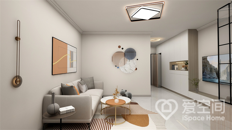 长方形的客厅选择了一字型形样式的沙发，充分利用了客厅的长度，规避了客厅狭窄的宽度，视觉感受舒适大气。