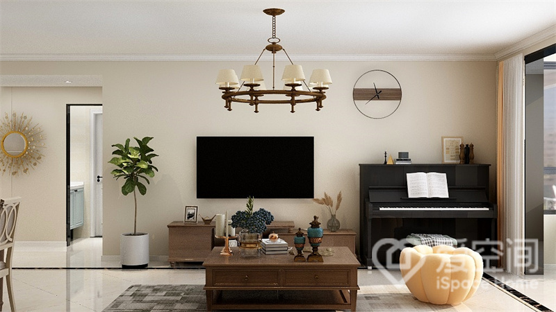 客厅以一种简约优雅的设计语言来诉说温馨的家居氛围，电视机、地柜、钢琴，布局恰当。