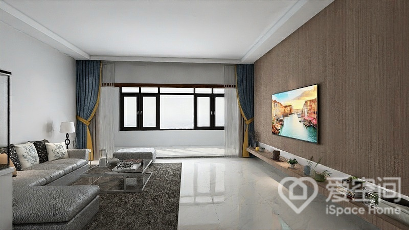 客厅无吊顶设计，白色背景配以灰色皮质沙发，简约干净，电视墙选用木材设计，高级耐看。