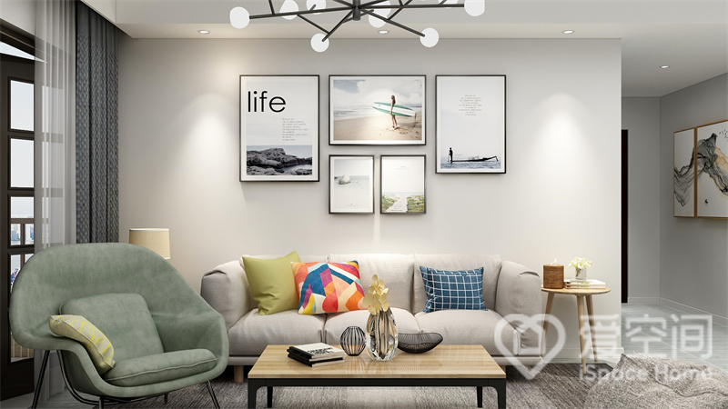 客厅背景采用留白手法设计，干净利落，米灰色布艺沙发凸显出空间的温柔与简雅，装饰画定义了空间感。