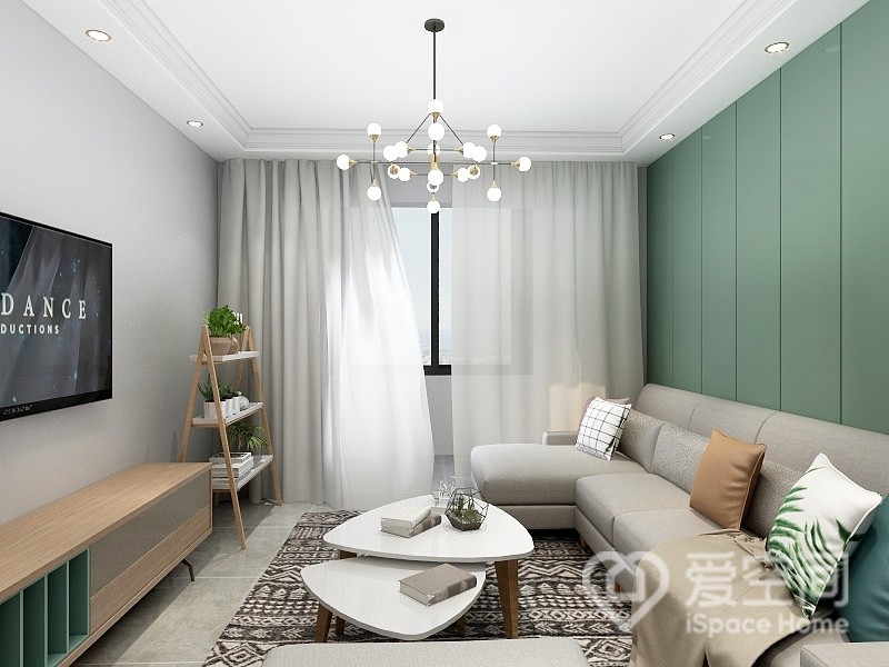布艺沙发放在此处恰到好处，设计师对每个软装细节都精心布置，花架和地柜的用材提升了空间的温度感。