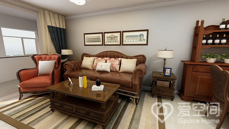 客厅没有大面积采用鲜艳的颜色，而是以灰白色为北京那，用低饱和度的暖气色调为家具，塑造出稳重与温馨。