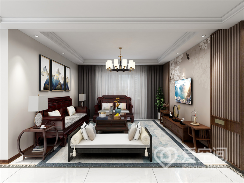 客厅设计简约，展现出朴素自然的中式生活，红木沙发简约高级，装饰元素塑造出轻松闲适的生活氛围。