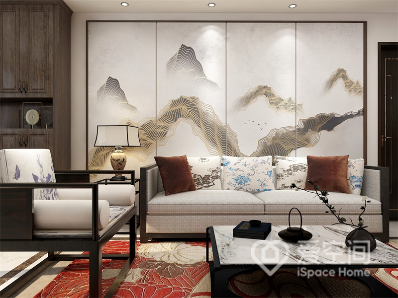 客厅沙发墙面以中式元素装饰，搭配新中式浅色沙发、中式台灯、方形茶几，展现出一个具有中式气息的生活空间。