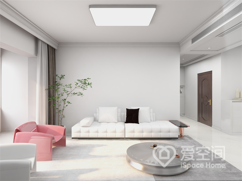 客厅的设计自然而质朴，整体以灰白色为主色调，搭配白色时尚沙发及粉色单椅，空间显得活力十足。