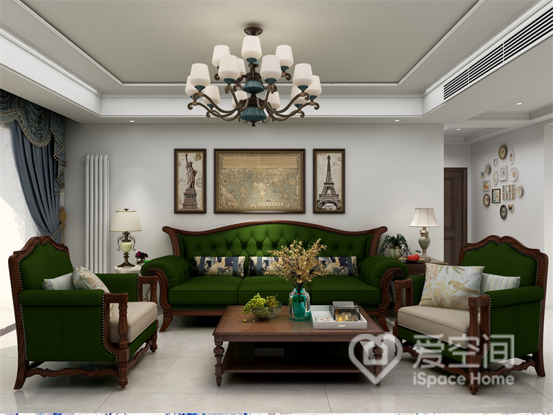 一进客厅，墨绿色欧式沙发带来贵族气息，背景墙没有做复杂设计，简单的挂画装饰，颇有宫廷气息。