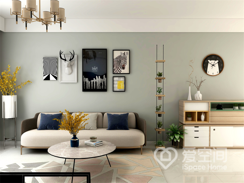 为了让墙壁保持整洁感，设计师选用了低饱和绿色做设计，搭配精致的北欧沙发，客厅充满治愈感。