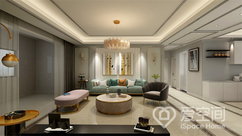 客厅吊顶设计十分考究，一眼便会被灯光所吸引，室内家具从色彩到材质相辅相成，优雅而高级。