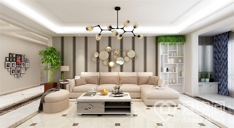 客厅整体以米白色为基调，布艺沙发展现出美式风格的优雅之美，金属元素与绿植的点缀为空间带来生机。